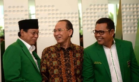 Ketua Majelis Pertimbangan PPP Suryadharma Ali (tengah).