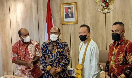 Ketua Majelis Rakyat Papua (MRP) Timotius Murib menemui Wakil Ketua DPR Sufmi Dasco Ahmad di Gedung Nusantara III, Kompleks Parlemen, Jakarta, Selasa (26/4/2022). Pertemuan membahas rencana daerah otonomi baru atau pemekaran Papua.