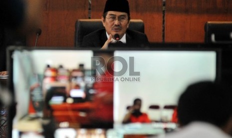   Ketua Majelis sidang Dewan Kehormatan Penyelenggara Pemilu (DKPP) Jimly Asshiddiqie (tengah) saat memimpin sidang pembacaan lima putusan pelanggaran kode etik penyelenggaraan pemilu melalui vidio converence di Kantor DKPP, Jakarta, Jumat (9/10).