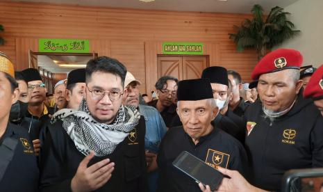 Ketua Majelis Syura Partai Ummat Amien Rais dan Ketua Umum Partai Ummat Ridho Rahmadi usai acara tasyakuran kelulusan partai mereka sebagai peserta Pemilu 2024 di Asrama Haji Pondok Gede, Jakarta, Ahad (1/1/2023).