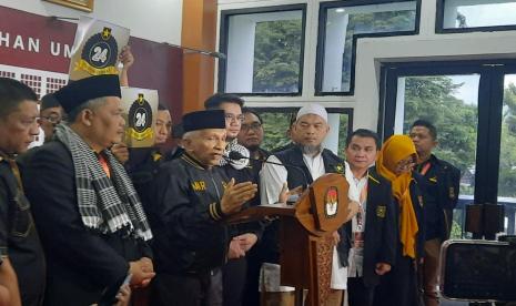 Ketua Majelis Syura Partai Ummat Amien Rais (keempat dari kiri) mengangkat plakat nomor urut Partai Ummat yang diberikan KPU RI di kantor KPU RI, Jakarta, Jumat (30/12). Partai Ummat ditetapkan sebagai peserta Pemilu 2024 usai menjalani verifikasi faktual ulang. 