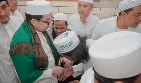 Ketua Majelis Syuro Partai Keadilan Sejahtera (PKS), Habib Salim Segaf Al Jufri, menghadiri haul ke-7 almarhum KH Ahmad Sufyan Miftahul Arifin di Pondok Pesantren Mambaul Hikam, Panji Kidul, Situbondo, Rabu (20/2) malam WIB. Acara haul berlangsung meriah. 