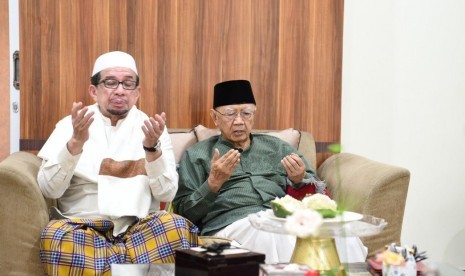 Ketua Majelis Syuro Partai Keadilan Sejahtera (PKS) Habib Salim Segaf Al-Jufri bersilaturrrahim ke kediaman KH Sholahuddin Wahid alias Gus Sholah di kompleks Pesantren Tebuireng, Jombang, Ahad (24/2). 