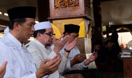 Ketua Majelis Syuro Partai Keadilan Sejahtera (PKS) Habib Salim Segaf Al-Jufri (tengah) melakukan safari sejarah dakwah dengan berziarah ke makam-makam walliyulloh