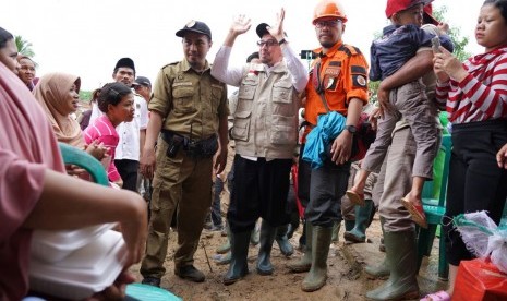 Ketua Majelis Syuro Partai Keadilan Sejahtera (PKS) Habib Salim Segaf Al-Jufri mengunjungi korban terdampak bencana di Kampung Somang, Kabupaten Lebak, Provinsi Banten, Senin (13/1).