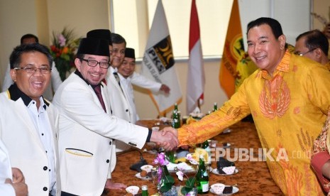 Ketua Majelis Syuro PKS Salim Segaf Al-Jufri (kedua kiri) didampingi Presiden PKS Sohibul Iman (kiri) berjabat tangan dengan Ketua Umum Partai Berkarya Hutomo Mandala Putra alias Tommy Soeharto (kanan) saat di kantor DPP PKS, Jakarta Selatan, Selasa (19/11/2019). 