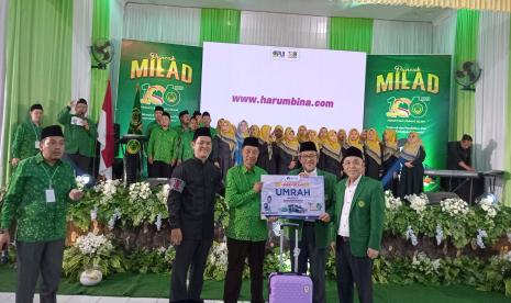 Ketua Majelis Syuro PUI KH Ahmad Heryawan atau akrab disapa Aher, memberikan hadiah umrah pada anggota PUI