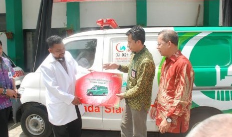 Ketua Majelis Ta’lim Telkomsel M.Fathoni Yasin menyerahkan langsung bantuan berupa 1 unit ambulance MTT armada siaga sebagai operasional Rumah Sakit kepada Direktur Utama RSIA Ibnu Sina drg.Wahyu Prabowo di saksikan Dewan Penasehat Majelis Ta’lim Telkomsel