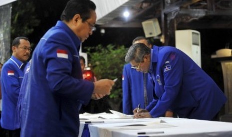 Ketua Majelis Tinggi Partai Demokrat Susilo Bambang Yudhoyono ( kanan) menandatangani pakta integritas DPD Partai Demokrat seluruh Indonesia di Cikeas, Bogor, Jawa Barat , Minggu (10/2) malam. 