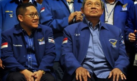 Ketua Majelis Tinggi Partai Demokrat Susilo Bambang Yudhoyono (kanan) dan Ketua Umum Partai Demokrat (PD) Anas Urbaningrum (kiri) berfoto bersama saat Rapimnas partai tersebut di Jakarta, Ahad (17/2).