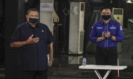 Ketua Majelis Tinggi Partai Demokrat Susilo Bambang Yudhoyono (kiri) bersama Ketua Umum Partai Demokrat Agus Harimurti Yudhoyono (kanan) menyampaikan keterangan pers terkait KLB Partai Demokrat di Puri Cikeas, Bogor, Jawa Barat, Jumat (5/3/2021). Partai Demokrat versi KLB Deli Serdang mengatakan partai yang dibawahi SBY dan AHY mengarah ke tirani, otoritarian, dan keluargais.