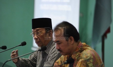  Ketua Majelis Ulama Indonesia (MUI) Amidhan (kiri) bersama Direktur LPPOM MUI, Ir. Lukmanul Hakim (Kanan) berbicara kepada media terkait Rancangan Undang-Undang Jaminan Produk Halal di Kantor MUI, Jakarta, Rabu (10/9). (Republika/ Tahta Aidilla)