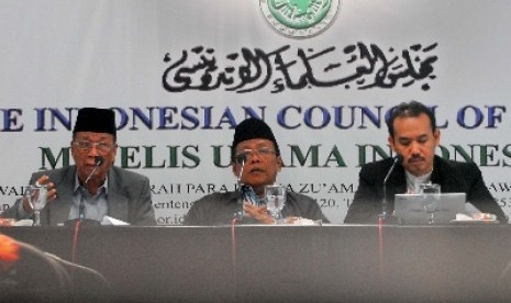 Ketua Majelis Ulama Indonesia (MUI) Amidhan, Sekjen MUI Ichwan Sam, dan Ketua LPPOM MUI Lukmanul Hakim.