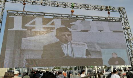 Ketua Majelis Ulama Indonesia (MUI) Bidang Dakwah dan Ukhuwah, KH Muhammad Cholil Nafis, menjadi khatib dalam Sholat Idul Fitri 1443 Hijriyah di Jakarta Internasional Stadium (JIS). Senin (2/5/2022)