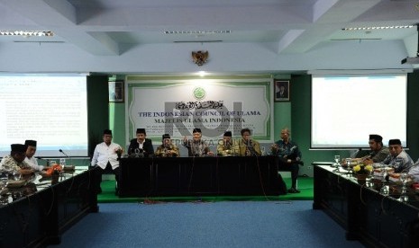  Ketua Majelis Ulama Indonesia (MUI) Din Syamsuddin (tengah) didampingi jajaran pengurus berbicara dalam Forum Ukhuwah Islamiyah di MUI, Jakarta, Selasa (7/4).