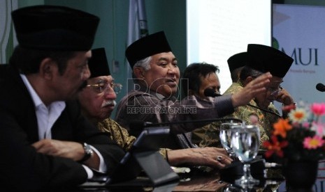  Ketua Majelis Ulama Indonesia (MUI) Din Syamsuddin (tengah) didampingi jajaran pengurus berbicara dalam Forum Ukhuwah Islamiyah di MUI, Jakarta, Selasa (7/4).