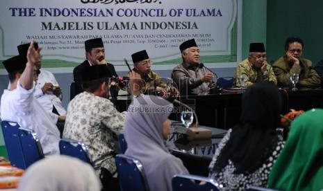  Ketua Majelis Ulama Indonesia (MUI) Din Syamsuddin (tengah) didampingi jajaran pengurus berbicara dalam Forum Ukhuwah Islamiyah di MUI, Jakarta, Selasa (7/4).