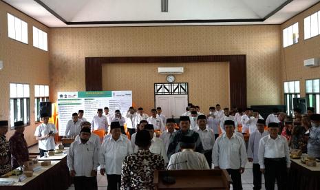 Ketua Majelis Ulama Indonesia (MUI) Kabupaten Banyumas KH. Taefur Arofat, melantik 15 Kepengurusan Majelis Ulama Indonesia (MUI) Tingkat Kecamatan di Kabupaten Banyumas masa khidmat 2022 – 2027, Sabtu (12/11/2022) di Aula Kantor Kementerian Agama Kabupaten Banyumas. 