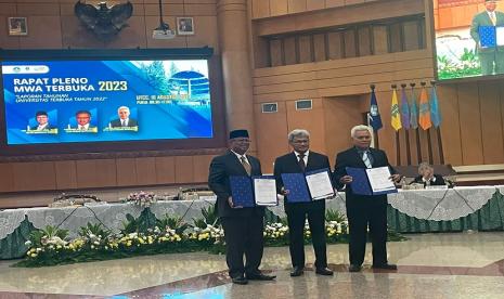 Ketua Majelis Wali Amanat (MWA) Universitas Terbuka (UT), Prof Ainun Naim sebut kinerja UT semakin hari semakin baik. Penyataan ini disampaikannya usai mendengarkan pemaparan laporan kinerja Rektor Universitas Terbuka (UT), Prof Ojat Darojat.