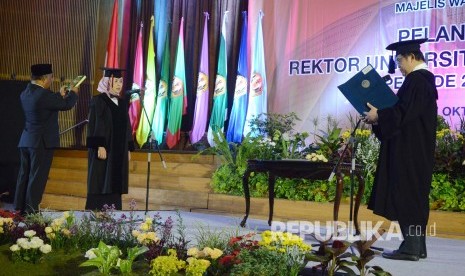 Ketua Majelis Wali Amanat (MWA) Unpad Rudiantara melantik Rektor terpilih Unpad periode 2019-2024 Prof Rina Indiastuti, di Aula Graha Sanusi, Jl Dipatiukur Kota Bandung, Senin (7/10).