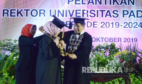 Ketua Majelis Wali Amanat (MWA) Unpad Rudiantara memasangkan kalung rektor saat melantik Rektor terpilih Unpad periode 2019-2024 Prof Rina Indiastuti, di Aula Graha Sanusi, Jalan Dipatiukur, Kota Bandung, Senin (7/10). 