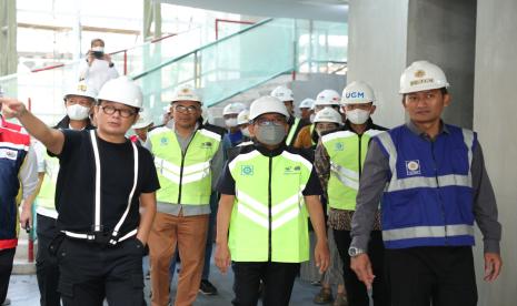  Ketua Majelis Wali Amanat Universitas Gadjah Mada sekaligus Mensesneg RI Prof Pratikno meninjau proses pembangunan gedung Gelanggang Inovasi dan Kreasi (GIK) di kawasan Boulevard Kampus UGM, Selasa (22/8/2023).  