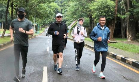 Ketua Majelis Wali Amanat Universitas Indonesia (MWA UI) Saleh Husin mengikuti secara langsung BNI-UI Half Marathon 2021 di lingkungan Kampus UI, Ahad (5/12) pagi. Tak hanya Mantan Menteri Perindustrian tersebut, Ketua Umum Ikatan Alumni  (Iluni) UI Andre Rahadian dan rekan-rekan Iluni UI juga mengikuti kegiatan tersebut.