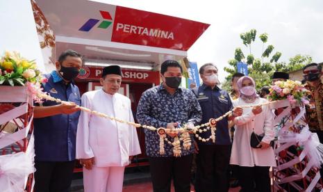 Ketua Masyarakat Ekonomi Syariah (MES) yang juga Menteri BUMN, Erick Thohir pada Ahad (11/4), meresmikan Pertashop untuk Pondok Pesantren di Desa Surusunda, Kecamatan Karangpucung, Kabupaten Cilacap.