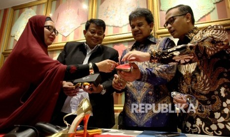 Ketua Masyarakat Indonesia Anti Pemalsuan (MIAP) Widyaretna Buenastuti(kiri), bersama Kanit Indag Direktorat Tipideksus Bareskrim Mabes Polri Totok S (kedua kiri), Direktur Merek dan Indikasi Geografis DJKI Kemenkumham RI Fathurachman (kedua kanan), dan Sekjen MIAP Justisari P Kusumah (kanan)saat menyampaikan update data peredaran produk palsu di Jakarta, Selasa (20/6). 