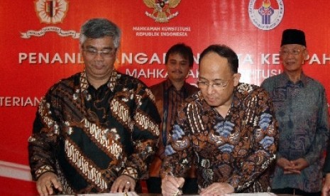 Ketua MK Akil Mochtar (kiri), dan Gubernur Lemhanas Budi Susilo Soepandji (kedua kanan) menandatangani MoU.