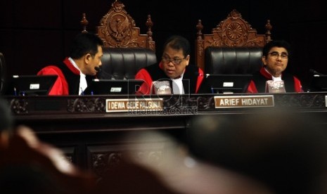 Ketua MK Arief Hidayat (tengah) bersama Hakim Konstitusi I Dewa Gede Palguna dan Manahan M.P Sitompul (kanan) memimpin sidang panel I perkara perselisihan hasil pemilihan (PHP) kepala daerah 2015 di Gedung Mahkamah Konstitusi (MK), Jakarta, Kamis (7/1)