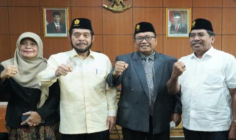 Ketua MK Dr Anwar Usman (kedua dari kiri) berfoto bersama  Rektor Unissula, Prof Gunarto (tengah) usai bersilaturahimn ke kampus Unissula, Semarang.