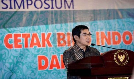 Ketua MK Hamdan Zoelva memberikan keynote speaker saat simposium yang diadakan oleh KAHMI di Jakarta, Selasa (16/9). ( Republika/ Wihdan)