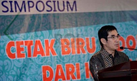 Ketua MK Hamdan Zoelva memberikan keynote speaker saat simposium yang diadakan oleh KAHMI di Jakarta, Selasa (16/9). ( Republika/ Wihdan)