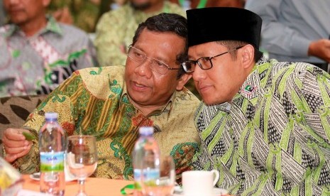 Ketua MK Mahfud MD (kiri), Pimpinan Kolektif Korps Alumni Himpunan Mahasiswa Islam (KAHMI) Anas Urbaningrum (kanan) menghadiri Musyawarah Nasional KAHMI IX di kabupaten Kampar, Riau, Jumat malam, (30/11) (Ridhwan Ermalamora)