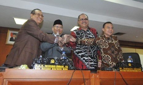  Ketua MKD Surahman Hidayat (kedua kiri) berfoto bersama Wakil Ketua MKD Sufmi Dasco Ahmad (kanan), Junimart Girsang (kanan), dan pimpinan baru MKD Kahar Muzakir ( kiri)menggantikan Wakil Ketua MKD Hardisoesilo usai pelantikannya di Kompleks Parlemen Senay