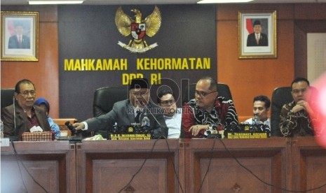 Ketua MKD Surahman Hidayat (kedua kiri), bersama Wakil Ketua MKD Sufmi Dasco Ahmad (kanan) dan Junimart Girsang (kanan), usai pengesahan pimpinan baru MKD Kahar Muzakir (kiri) menggantikan Wakil Ketua MKD Hardisoesilo di Kompleks Parlemen Senayan, Jakarta,