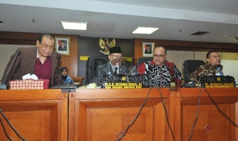 Ketua MKD Surahman Hidayat (kedua kri), bersama Wakil Ketua MKD Sufmi Dasco Ahmad ( kanan) dan Junimart Girsang (kedua kanan), usai pengesahan pimpinan baru MKD Kahar Muzakir ( kiri)menggantikan Wakil Ketua MKD Hardisoesilo di Kompleks Parlemen Senayan, Ja