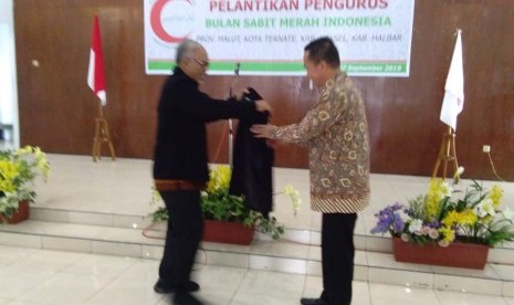 Ketua mpa dr basuki supartono Memberikan jacket bsmi kepada sekda prov maluku Utara Bambang Hermawan Di ternate, sabtu(7/9)