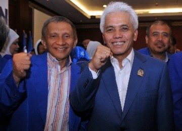 Ketua MPP PAN Amien Rais (kiri) bersama Ketua Umum DPP PAN Hatta Rajasa (kanan) mengangkat tangan bersama usai Silaturahmi Nasional (Silatnas) PAN di Jalan Expo, Jakarta, Jumat (9/12) malam. 