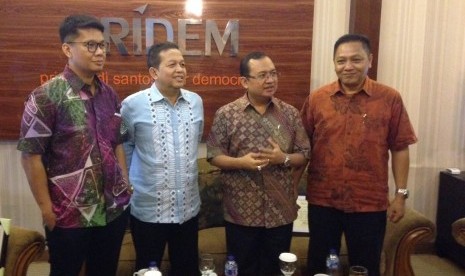 Ketua MPP PAN Soetrisno Bachir (dua kiri), pendiri PRIDE Priyo Budi Santoso, Adhie Massardi, pakar hukum tata negara (kiri), saat diskusi di PRIDE Center, Jakarta Selatan, Rabu (9/6)