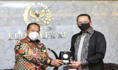 Ketua MPR Bambang Soesatyo (Bamsoet) menerima Rektor UNNES Fathur Rokhman, di Ruang Kerja Ketua MPR RI, Jakarta, Senin (19/10).