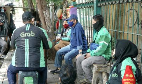 Ketua MPR Bambang Soesatyo berbincang dengan pengemudi ojek online.