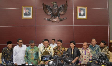 Ketua MPR Bambang Soesatyo bersama pimpinan MPR dalam Rapat Gabungan Pimpinan MPR RI dengan Pimpinan Fraksi dan Kelompok DPD, di Komplek MPR RI, Jakarta, Senin (14/10). 