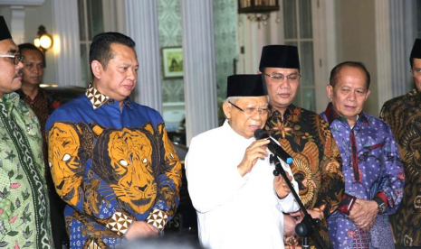 Ketua MPR Bambang Soesatyo bersama Wakil Ketua MPR RI antara lain Ahmad Basarah (F-PDI Perjuangan), Ahmad Muzani (F-Gerindra), Jazilul Fuwaid (F-PKB), Syarief Hasan (F-Demokrat), Hidayat Nur Wahid (F-PKS), Zulkifli Hasan (F-PAN), dan Arsul Sani (F-PPP), mengunjungi Wakil Presiden Maruf Amin.