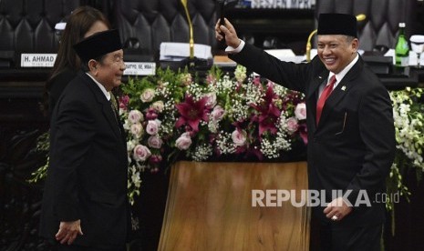 Ketua MPR Bambang Soesatyo (kanan) mengangkat palu sidang disaksikan pimpinan sementara MPR Abdul Wahab Dalimunte (kedua kiri) dan Hillary Brigitta Lasut (kiri) usai pelantikan pimpinan MPR periode 2019-2024 di ruang rapat Paripurna MPR, Kompleks Parlemen, Senayan, Jakarta, Kamis (3/10/2019).