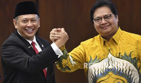 Ketua MPR Bambang Soesatyo (kiri) berjabat tangan dengan Ketua Umum Partai Golkar Airlangga Hartarto (kanan) saat menghadiri pelantikan pimpinan MPR periode 2019-2024 di ruang rapat Paripurna, Kompleks Parlemen, Senayan, Jakarta, Kamis (3/10/2019).