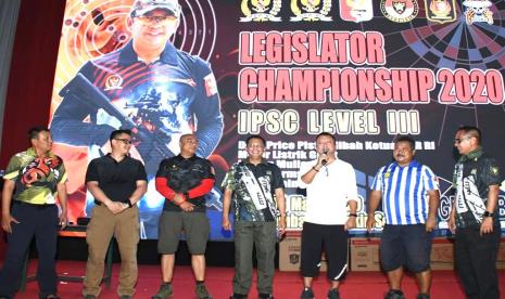 Ketua MPR Bambang Soesatyo memberi hadiah pistol dan motor listrik lewat kuis empat pilar di kejuaran menembak Legislator Championship 2020.