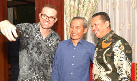 Ketua MPR Bambang Soesatyo paling kanan (mengenakan batik).