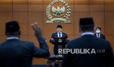 Ketua MPR Bambang Soesatyo (tengah) didampingi Wakil Ketua MPR Ahmad Basarah (kanan) melantik Anggota MPR Pengganti Antar Waktu (PAW) di Kompleks Parlemen, Senayan, Jakarta, Kamis (18/11/2021). Ketua MPR melantik lima orang Anggota MPR dalam PAW tersebut yang berasal dari Fraksi PDI Perjuangan, PAN dan PKS. 